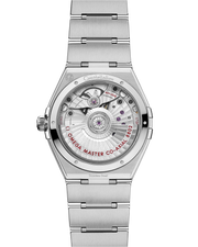 Cassa in acciaio inox da 34 mm con lunetta liscia e finiture lucide dell’Omega Constellation Co-Axial Master Chronometer Small Seconds